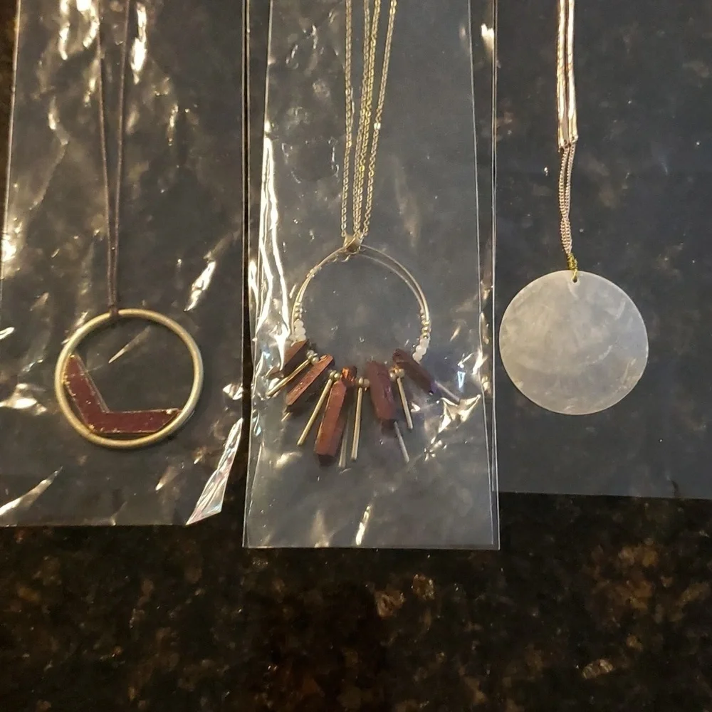 Lot of 20 NWT Long Necklaces, some with earrings. - Picture 9 of 9